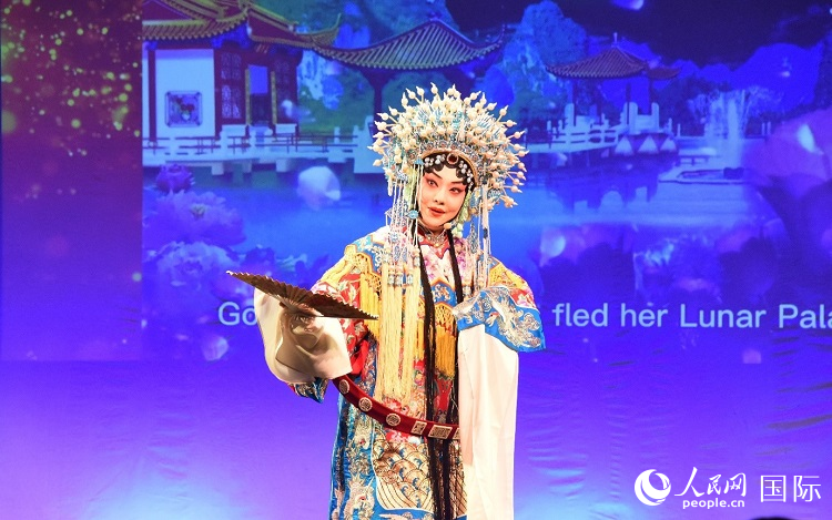 京劇經(jīng)典選段《貴妃醉酒》。人民網(wǎng)記者 殷淼攝