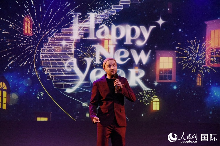 瑞典籍歌手天木演唱歌曲《Happy New Year》。人民網(wǎng)記者 殷淼攝