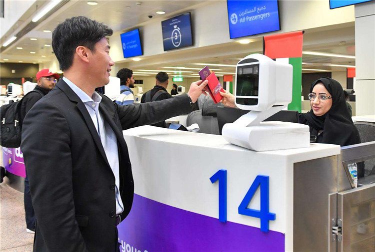 1月22日，迪拜免稅店聯(lián)合迪拜移民局向入境中國旅客贈送新年賀禮。迪拜移民局供圖