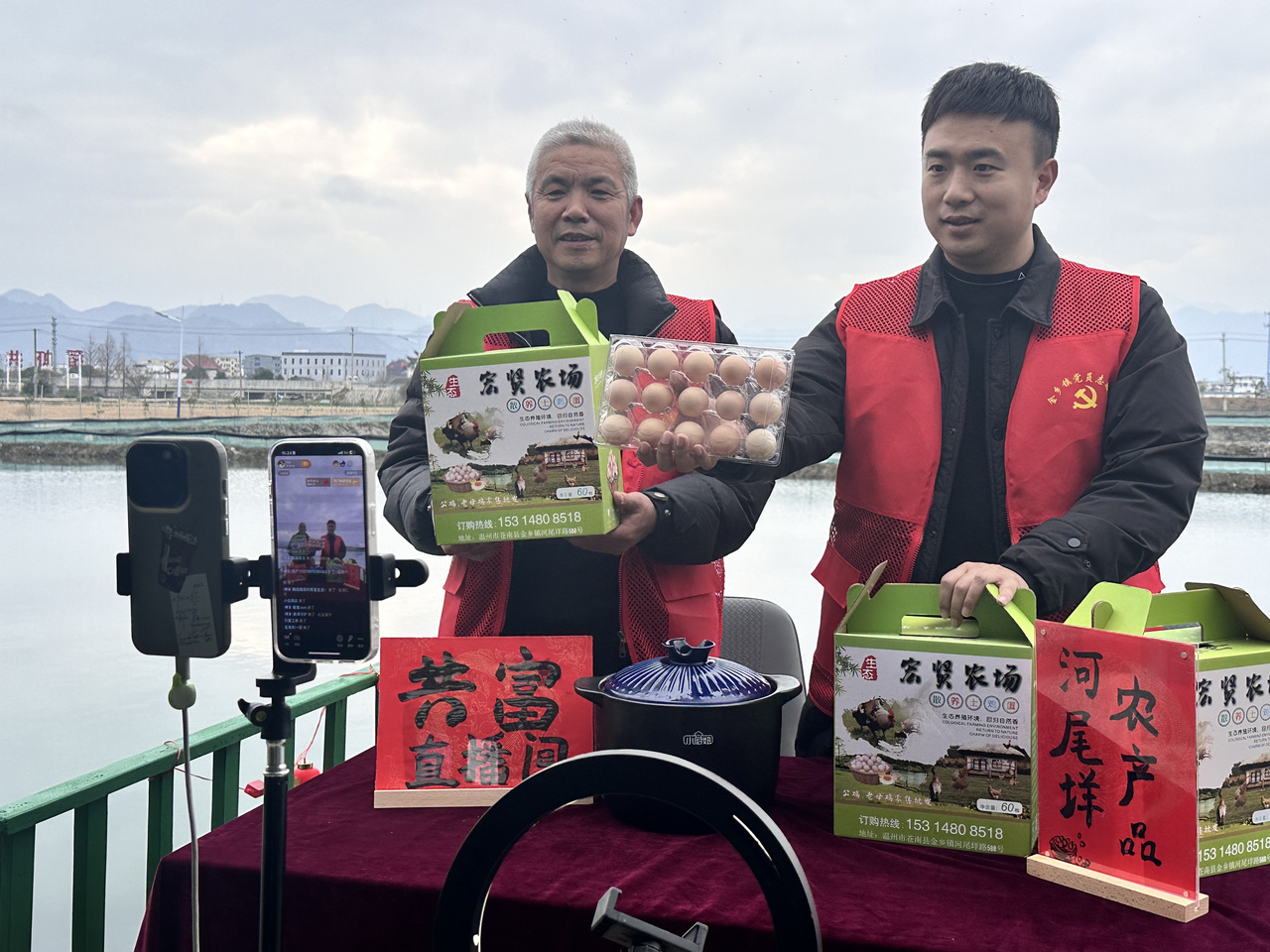 在蒼南金鄉(xiāng)鎮(zhèn)，永興、半浹連、河尾垟?shù)犬?dāng)年受災(zāi)的臨近村落，正連片建設(shè)美麗江南水鄉(xiāng)新景。圖為河尾垟村設(shè)在河邊的“共富直播間”。金鄉(xiāng)鎮(zhèn) 供圖