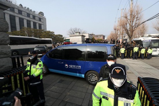  1月21日，尹錫悅乘坐的車輛進入韓國首爾的憲法法院。新華社記者姚琪琳攝