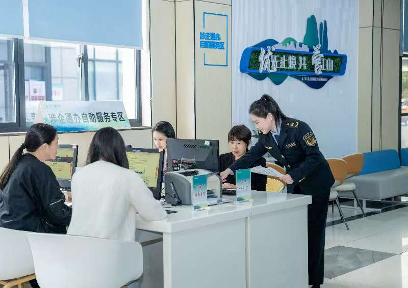 工作人員指導(dǎo)企業(yè)一次性完成信息填報(bào)。圖片來源：浙江衢州市市場監(jiān)督管理局