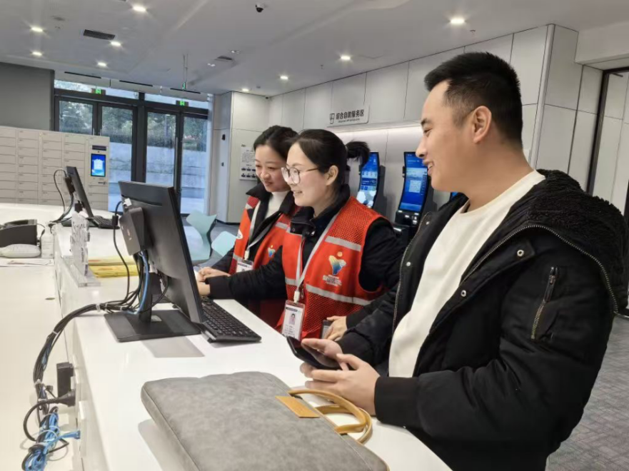 工作人員幫助企業(yè)辦理遷移申請網(wǎng)上填報(bào)。圖片來源：浙江衢州市市場監(jiān)督管理局