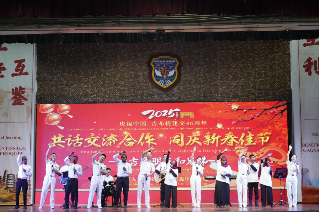 中吉兩國嘉賓合唱《友誼地久天長》。主辦方供圖