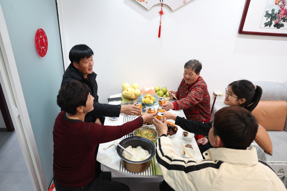 2025年1月22日，遼寧省葫蘆島市綏中縣祝家溝村村民朱西存一家在新房里。新華社記者姚劍鋒 攝