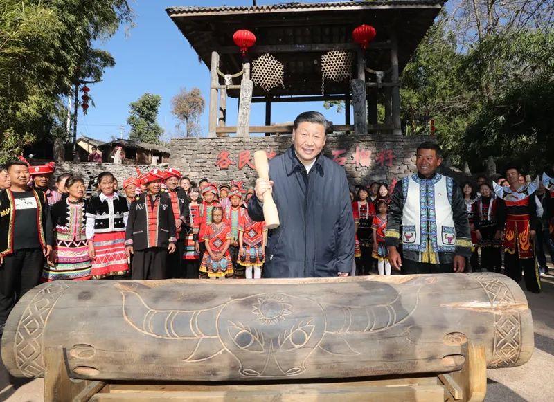 △2020年1月19日，習(xí)近平總書記在云南騰沖三家村中寨司莫拉佤族村廣場上，敲響三聲佤族木鼓，祝福風(fēng)調(diào)雨順、國泰民安、四海升平。