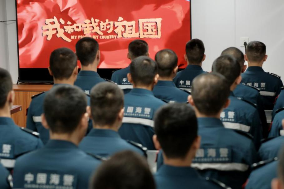 1月25日，中國海警海鷗艦組織艦上執(zhí)法員觀看紅色電影。
