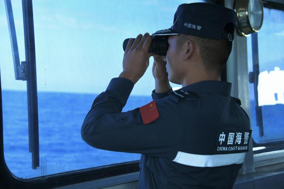 1月27日，中國海警海鷗艦執(zhí)法員在巡航期間執(zhí)勤瞭望。
