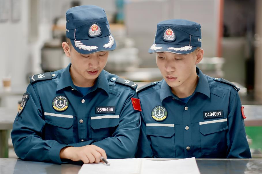 1月27日，中國海警海鷗艦執(zhí)法員研習設(shè)備維修保養(yǎng)案例。