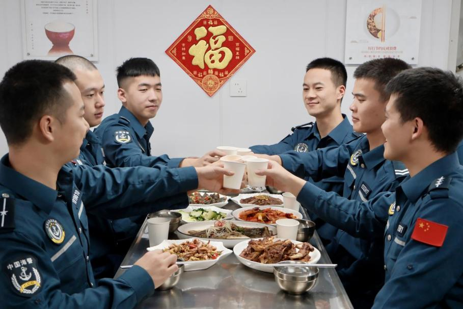 1月28日，在中國海警海鷗艦上，執(zhí)法員們聚餐慶祝農(nóng)歷春節(jié)。