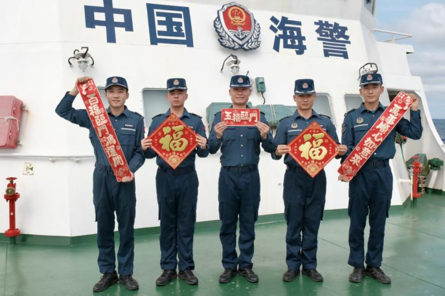 1月27日，中國海警海鷗艦執(zhí)法員們展示春聯(lián)福字，慶祝農(nóng)歷春節(jié)。