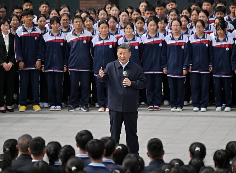 △2024年6月18日，習(xí)近平總書記在青海果洛西寧民族中學(xué)考察時(shí)，同師生們親切交流。