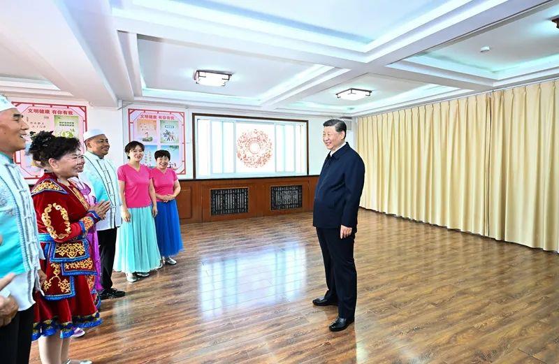 △2024年6月19日，寧夏銀川市金鳳區(qū)長城花園社區(qū)活動室，習(xí)近平總書記同社區(qū)居民親切交流。