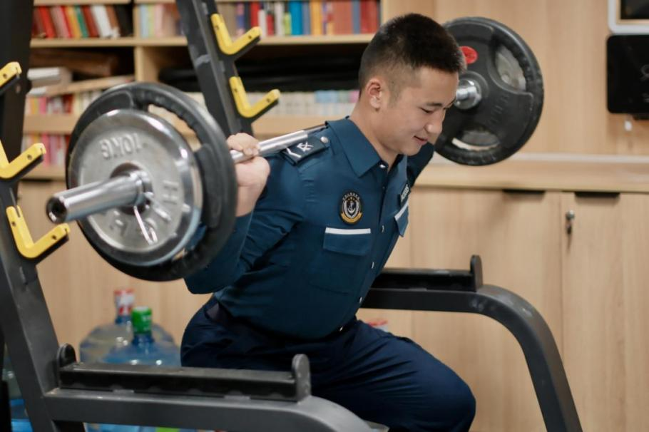 1月23日，在中國海警海鷗艦上，執(zhí)法員在值守間隙鍛煉身體。