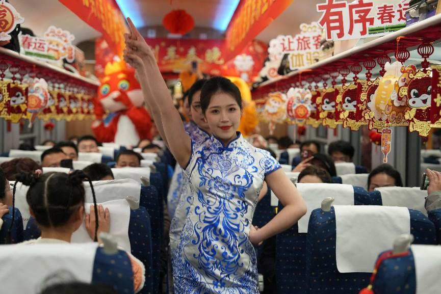 列車乘務(wù)員身穿青花瓷元素服飾表演節(jié)目。人民網(wǎng) 歐陽易佳攝