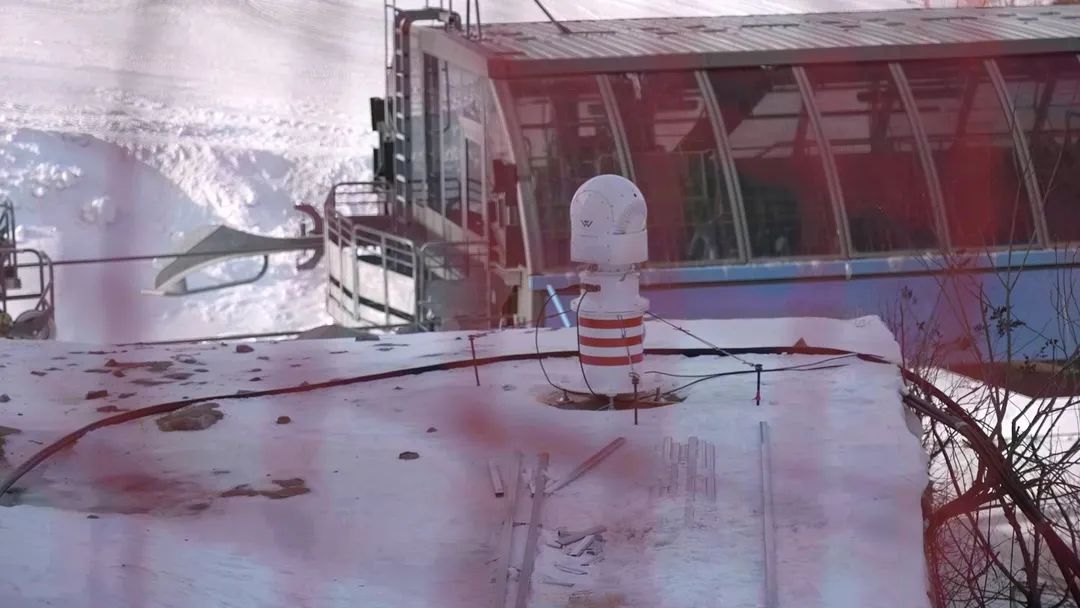 設(shè)在坡面障礙技巧和大跳臺(tái)雪道旁的激光測(cè)風(fēng)雷達(dá)。氣象部門供圖