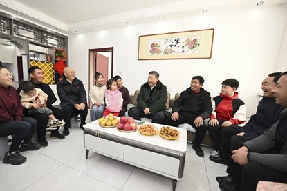 1月22日至24日，中共中央總書記、國家主席、中央軍委主席習(xí)近平冒著嚴寒來到遼寧，看望慰問基層干部群眾。這是22日下午，習(xí)近平在葫蘆島市綏中縣明水滿族鄉(xiāng)祝家溝村考察時，同村民王寶維一家圍坐一起拉家常。新華社記者 謝環(huán)馳 攝