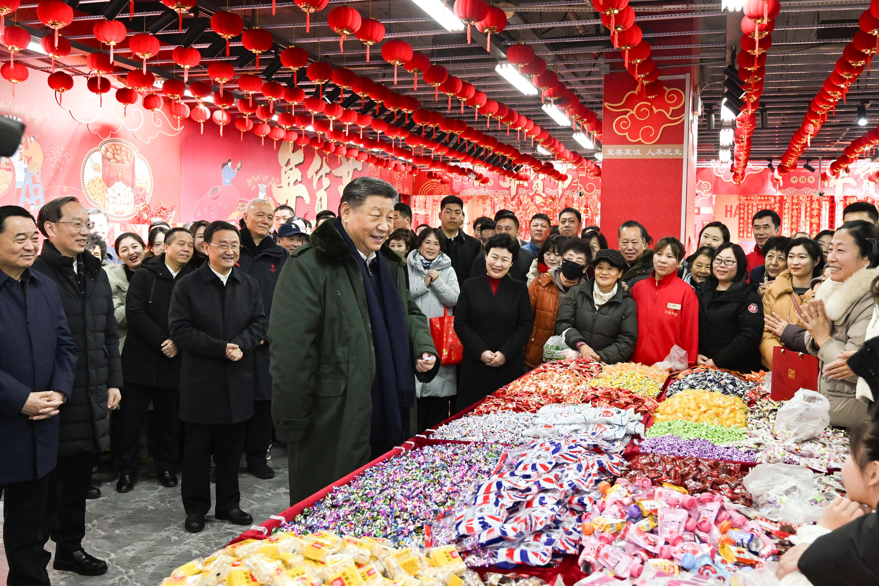 2025年1月23日，習(xí)近平總書記在遼寧沈陽大東副食品商場(chǎng)考察時(shí)，同店主和顧客親切交流，向大家致以新春祝福。