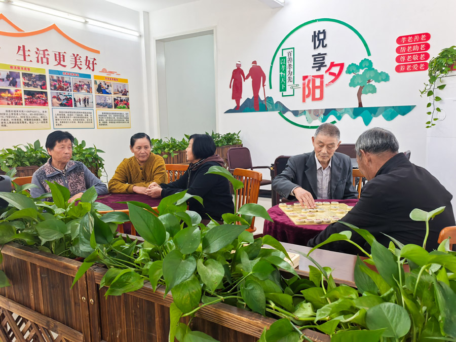 圖為湖北省咸寧市嘉魚縣潘家灣鎮(zhèn)四邑村養(yǎng)老服務(wù)驛站一角（2024年11月5日攝）。新華社記者 肖藝九 攝
