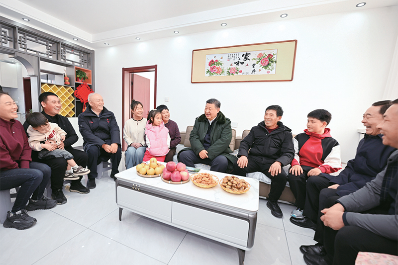 2025年1月22日至24日，中共中央總書記、國(guó)家主席、中央軍委主席習(xí)近平冒著嚴(yán)寒來到遼寧，看望慰問基層干部群眾。這是22日下午，習(xí)近平在葫蘆島市綏中縣明水滿族鄉(xiāng)祝家溝村考察時(shí)，同村民王寶維一家圍坐一起拉家常。 新華社記者 謝環(huán)馳/攝