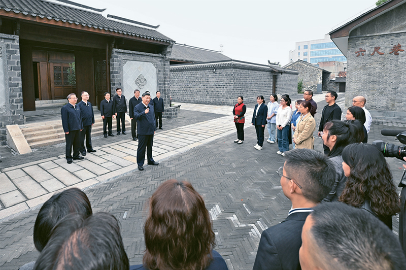 2024年10月17日至18日，中共中央總書記、國(guó)家主席、中央軍委主席習(xí)近平在安徽考察。這是17日下午，習(xí)近平在安慶桐城市六尺巷考察時(shí)，同當(dāng)?shù)鼐用窈陀慰陀H切交流。 新華社記者 申宏/攝
