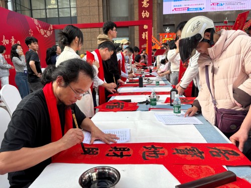 活動(dòng)現(xiàn)場贈(zèng)送春聯(lián)和福字。人民網(wǎng) 陳葉欣攝
