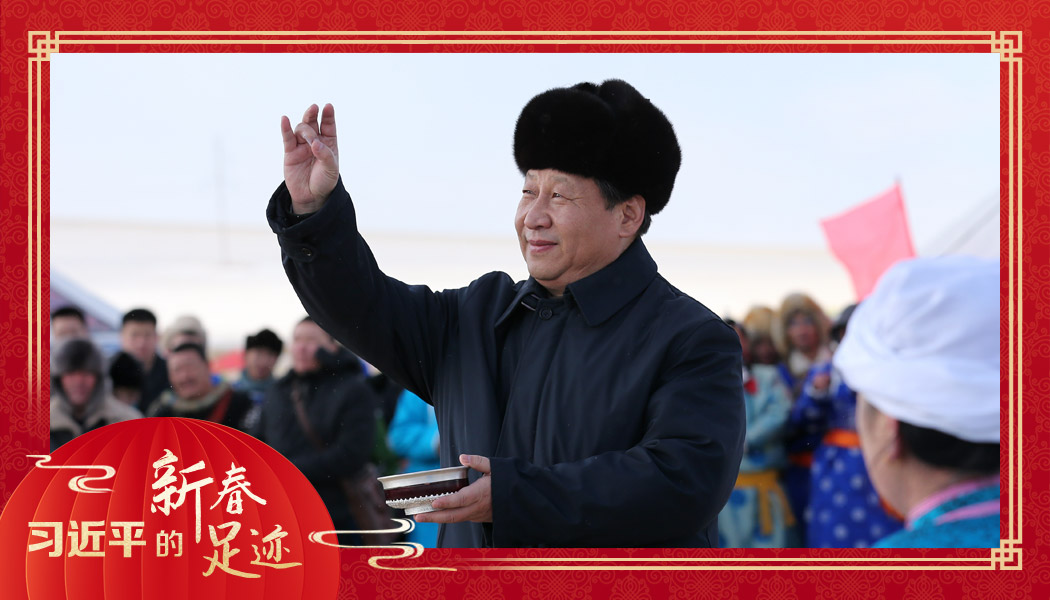 2014年1月27日，習近平總書記在內(nèi)蒙古錫林浩特市寶力根蘇木（鄉(xiāng)）參加冬季那達慕“五畜祈?！眱x式。