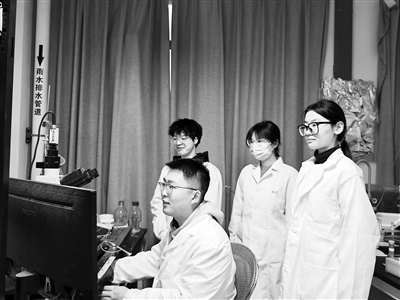 西安交通大學(xué)教授王昌河團(tuán)隊(duì)在進(jìn)行多巴胺分泌電化學(xué)檢測。受訪者供圖