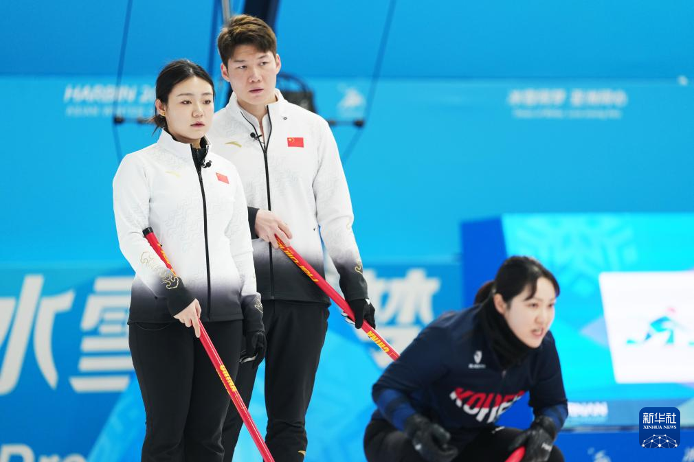 2月6日，中國隊(duì)選手王智宇（中）、韓雨（左）在比賽中。新華社記者 王松 攝