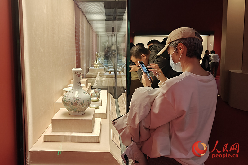 觀眾正在中國國家博物館參觀展覽。人民網(wǎng)記者 韋衍行攝