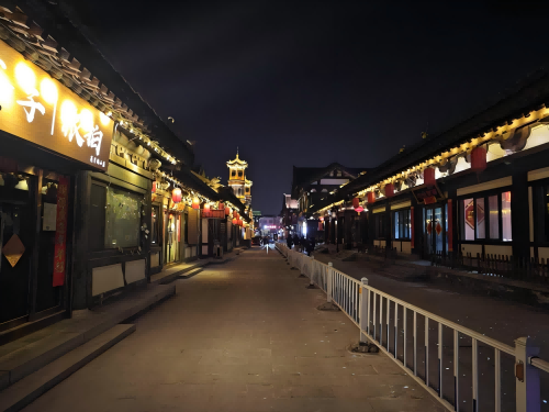 道歉公告發(fā)布后，夜晚10時的古城。人民網(wǎng)記者 黃鈺攝
