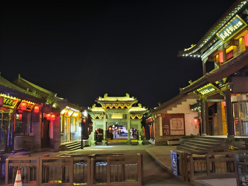 道歉公告發(fā)布后，凌晨5時的古城。人民網(wǎng)記者 黃鈺攝