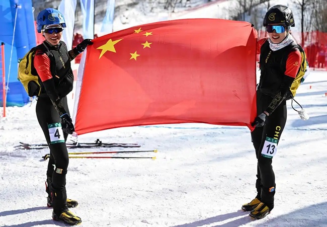 2月9日，中國隊選手次旦玉珍（左）與隊友于婧萱慶祝勝利。新華社記者 謝劍飛攝
