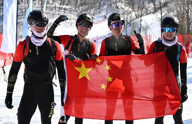 2月9日，包攬滑雪登山男子短距離前四名的中國隊選手賽后慶祝。新華社記者 謝劍飛攝