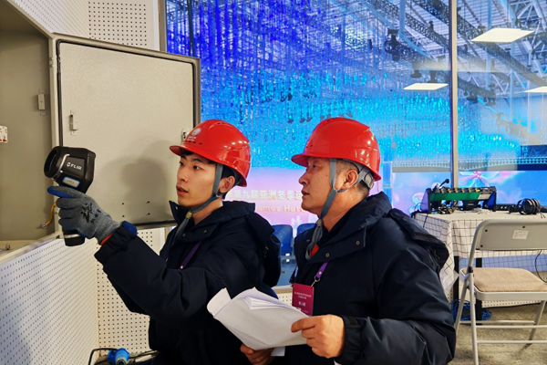 第九屆亞冬會(huì)開閉幕式供電保障團(tuán)隊(duì)隊(duì)員對(duì)供電設(shè)備開展特巡。受訪者供圖
