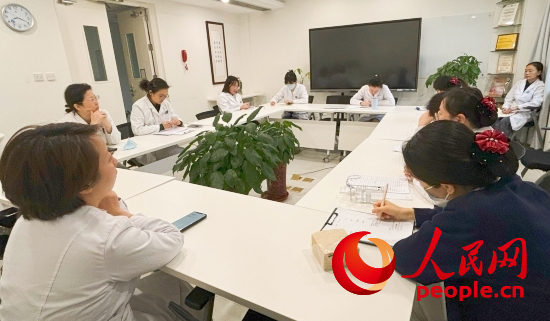 交班會上，海淀醫(yī)院安寧療護(hù)團(tuán)隊(duì)討論患者和家屬需求。人民網(wǎng)記者 金慧慧攝
