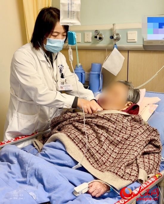廖澤燕為張婆婆聽診。人民網(wǎng)記者 金慧慧攝