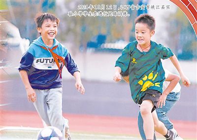 2024年10月12日，江西省吉安市峽江縣實(shí)驗(yàn)小學(xué)學(xué)生在進(jìn)行足球訓(xùn)練。