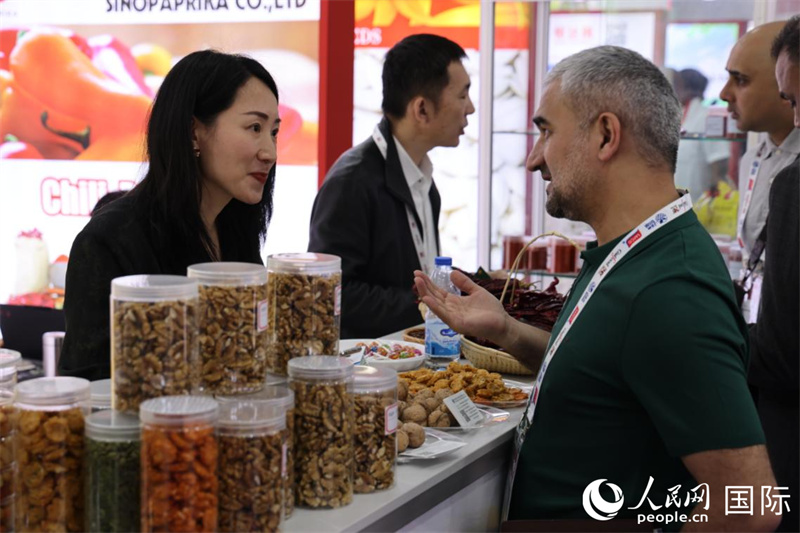 中外商家在第三十屆海灣食品展上交流。人民網(wǎng)記者 張志文攝