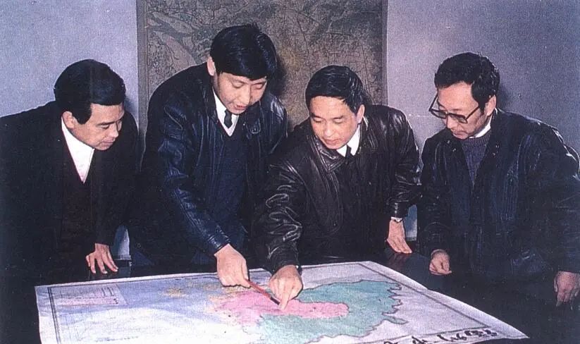 1991年12月，習(xí)近平與同事討論福州市戰(zhàn)略規(guī)劃設(shè)想。（圖源：《習(xí)近平在福州》）