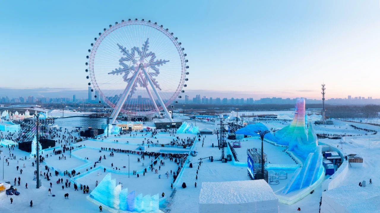△哈爾濱冰雪大世界吸引游客前來打卡。