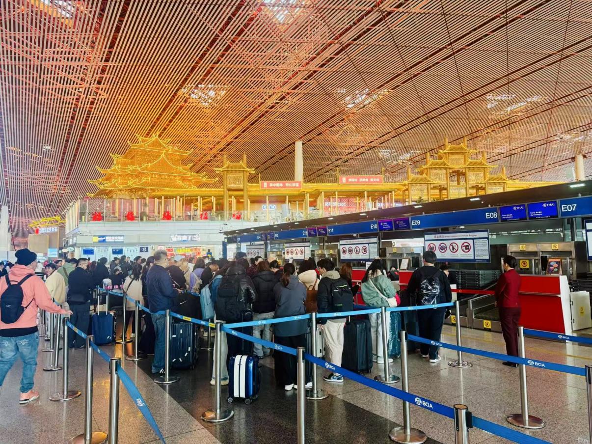 旅客在首都機場值機柜臺辦理乘機手續(xù)。人民網(wǎng)記者 喬雪峰攝