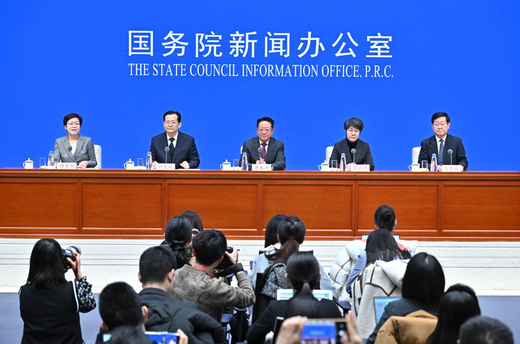 2月28日，國(guó)務(wù)院新聞辦公室在北京舉行國(guó)務(wù)院政策例行吹風(fēng)會(huì)，民政部副部長(zhǎng)唐承沛、財(cái)政部副部長(zhǎng)郭婷婷、自然資源部副部長(zhǎng)許大純、住房城鄉(xiāng)建設(shè)部副部長(zhǎng)姜萬(wàn)榮和國(guó)務(wù)院新聞辦公室新聞發(fā)言人介紹2024年國(guó)務(wù)院部門辦理全國(guó)人大代表建議和全國(guó)政協(xié)提案工作有關(guān)情況，并答記者問(wèn)。新華社記者 李鑫 攝