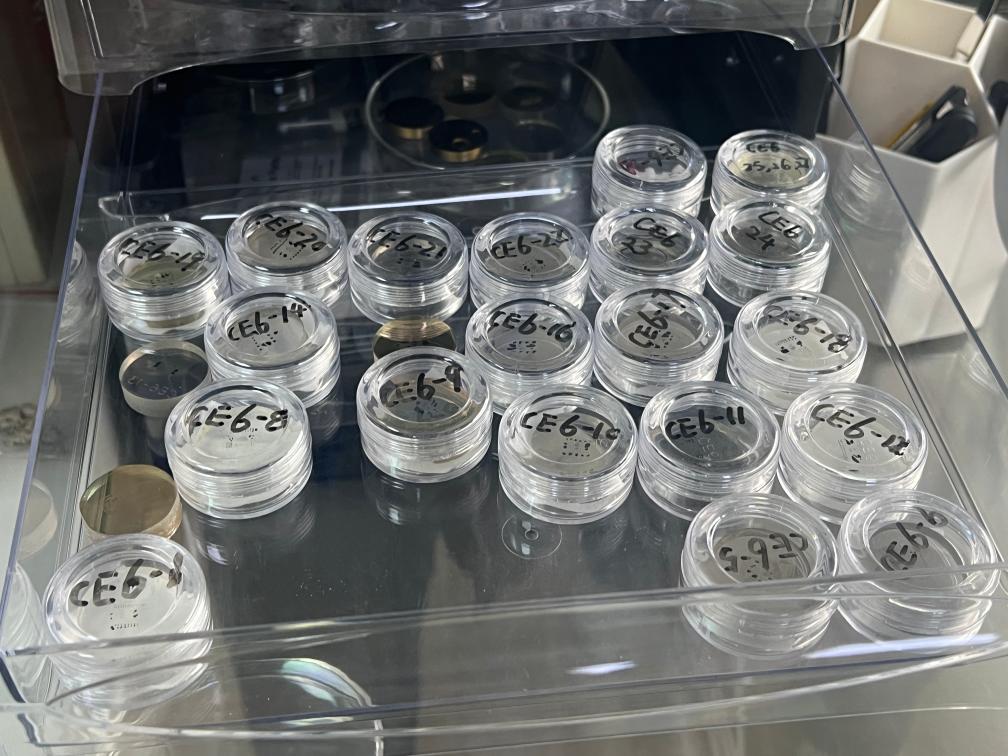 包含嫦娥六號(hào)樣品的樹脂靶。新華社記者 溫競?cè)A 攝