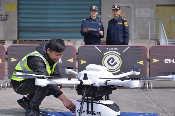 海關關員監(jiān)管跨境電商無人機配送包裹。陳志軍攝