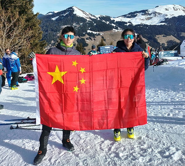 U18垂直競(jìng)速男子冠軍貢松郎（左）加和女子冠軍普姆阿尼賽后舉國(guó)旗慶祝。中國(guó)滑雪登山隊(duì)供圖