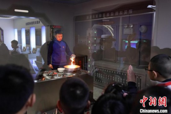 圖為學生們參觀道里區(qū)消防救援大隊消防科普體驗館內(nèi)火場真實體驗演示區(qū)。中新社記者 趙宇航 攝