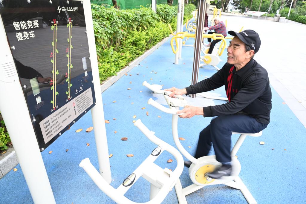 2023年4月24日，市民在福州市鼓樓區(qū)西河智慧體育公園使用智能競(jìng)賽健身車。新華社記者 林善傳 攝