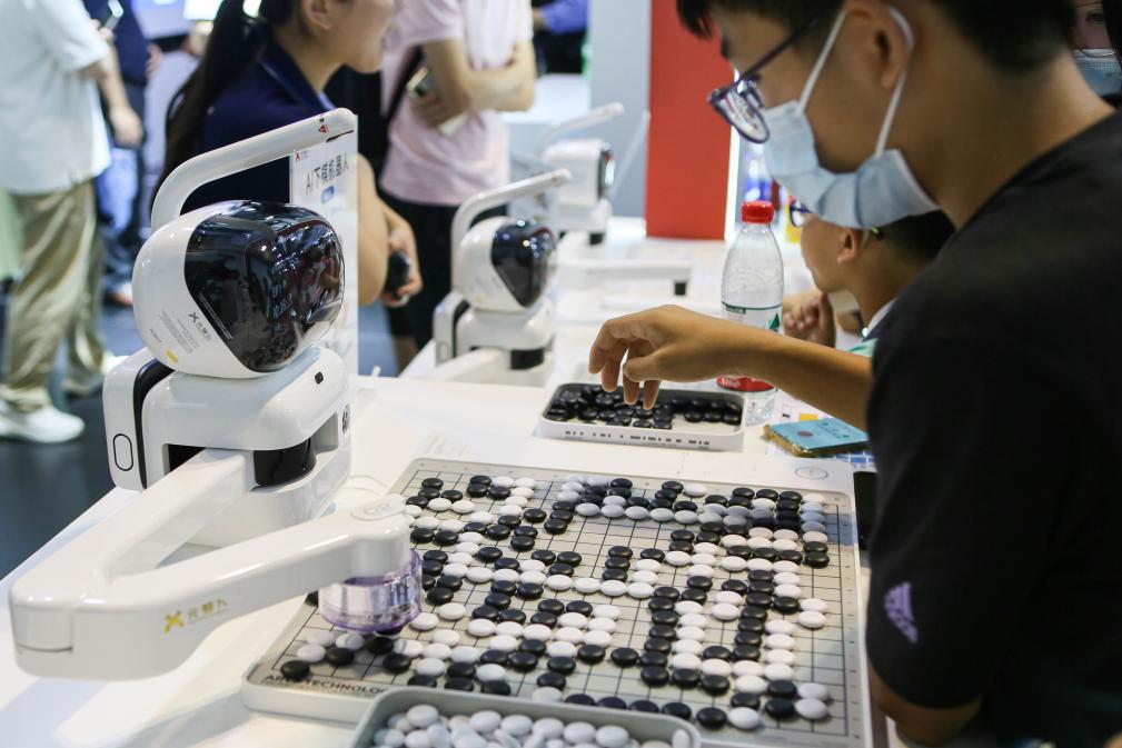 2023年7月7日，元蘿卜AI下棋機(jī)器人與觀眾對(duì)弈。2023年7月6日至8日，2023世界人工智能大會(huì)在上海舉行。新華社記者 辛夢(mèng)晨 攝