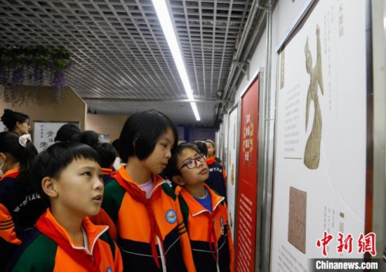 圖為學(xué)生參觀青海省博物館“1+3”主題流動(dòng)展覽，了解木舞俑。中新社記者 馬銘言 攝